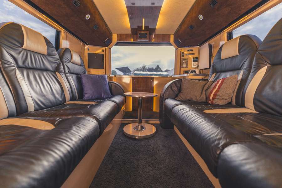 Lounge mit Sitzgelegenheiten im Nightliner