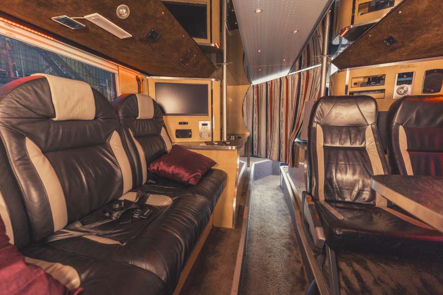 Lounge mit Sitzgelegenheiten im Nightliner