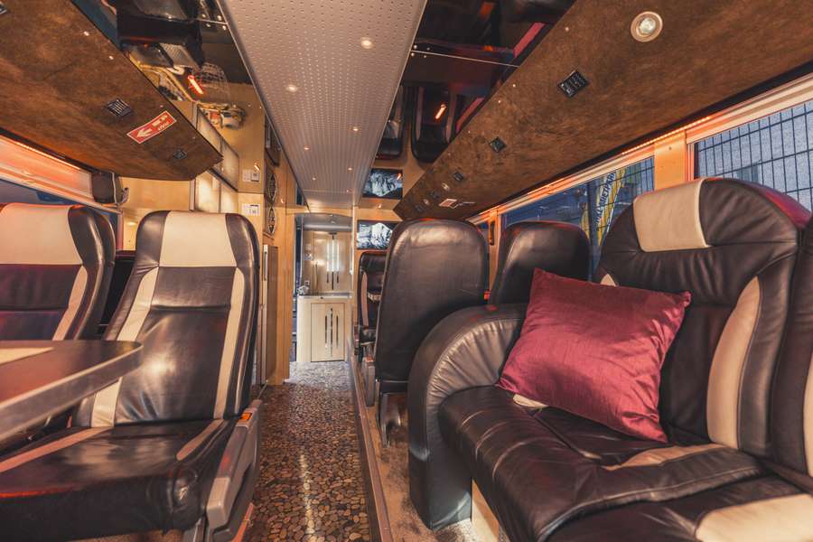 Lounge mit Sitzgelegenheiten im Nightliner