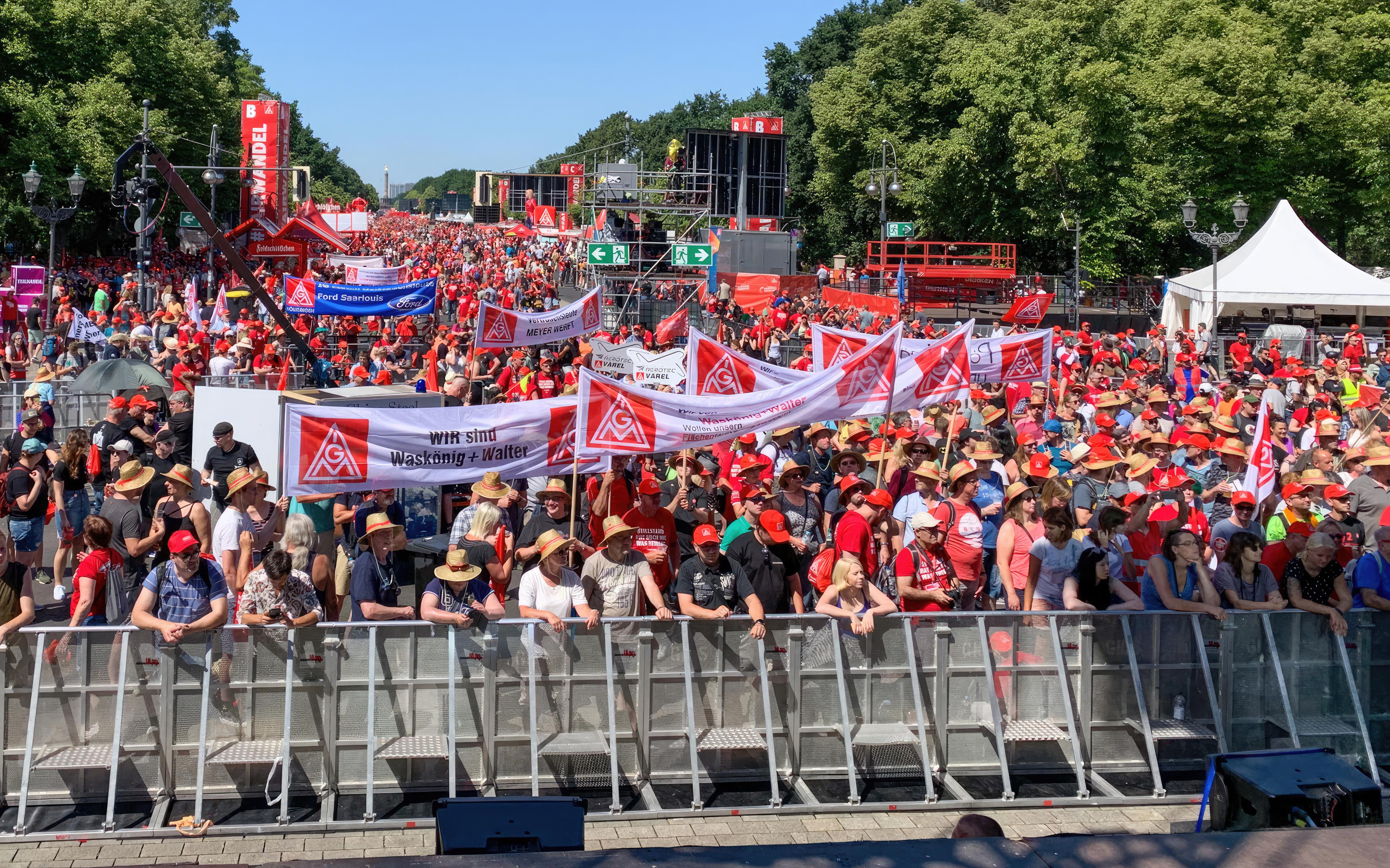 Absperrsystem bei großer Menschenmasse bei einer Veranstaltung