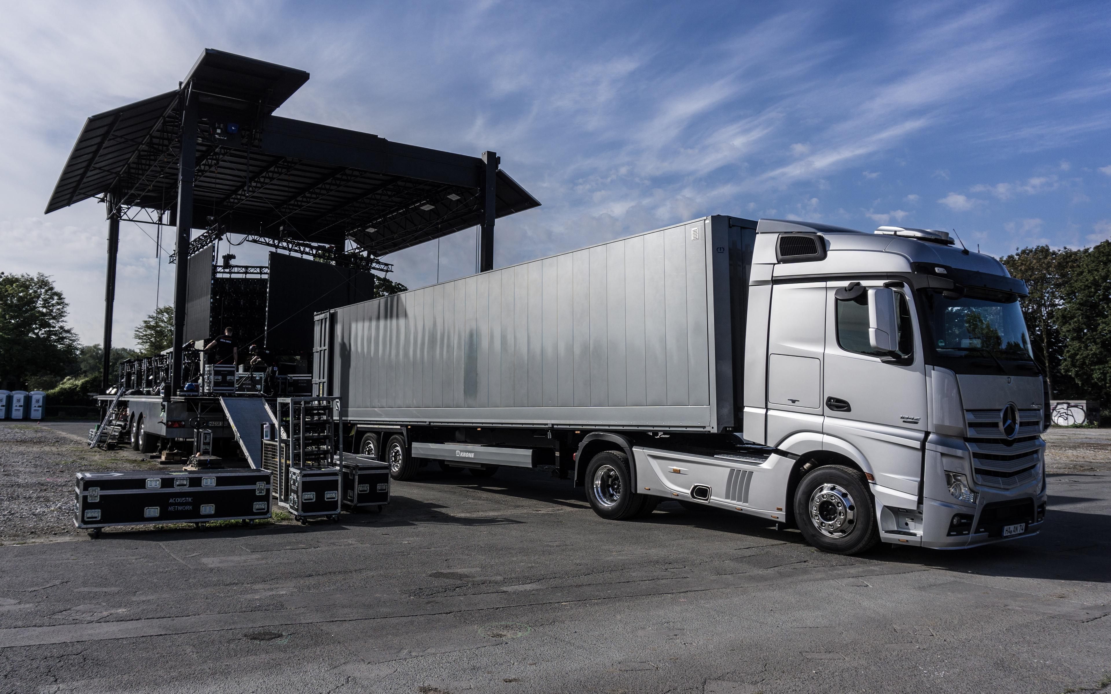 Großer Truck beim Antransport einer mobilen Bühne